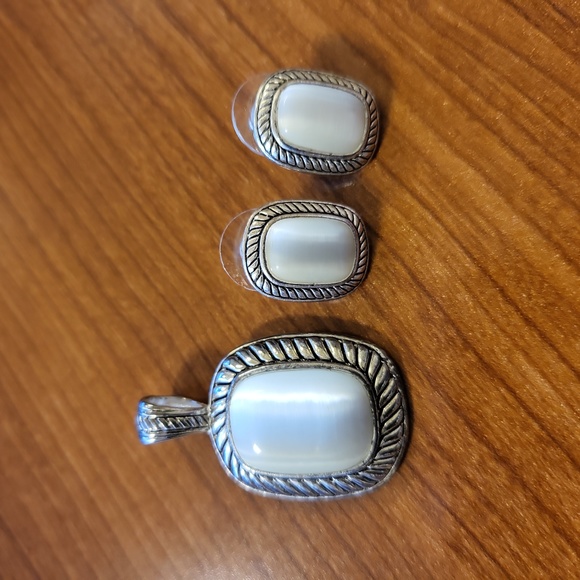 3/$25 ✨️ Pendant & Earring Set - Picture 4 of 9